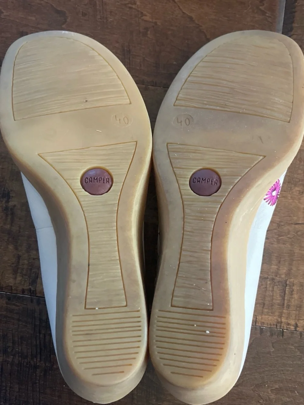 Camper ‘Twins’ white leather floral embroidered wedge pumps Sz. 40